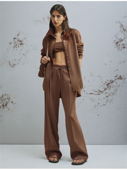 Lino e viscosa in un morbido tessuto stretch, per un pantalone che fa dello stile casual il suo stendardo. Perfetto per l'ufficio, per i momenti off duty, per le uscite estive con i sandali. MARELLA MONOCHROME | 26131311152001